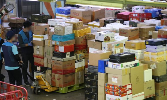 추석 명절을 앞둔 1일 오전 서울 광진구 동서울우편물류센터에서 집배원 등 직원들이 택배를 분류하고 있다. 올 추석 명절 소포우편물은 약 1,917만개가 접수될 것으로 예상되고 있다. 2022.9.1/뉴스1 ⓒ News1 임세영 기자