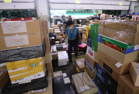 추석 명절을 앞둔 1일 오전 서울 광진구 동서울우편물류센터에서 집배원 등 직원들이 택배를 분류하고 있다. 올 추석 명절 소포우편물은 약 1,917만개가 접수될 것으로 예상되고 있다. 2022.9.1/뉴스1 ⓒ News1 임세영 기자