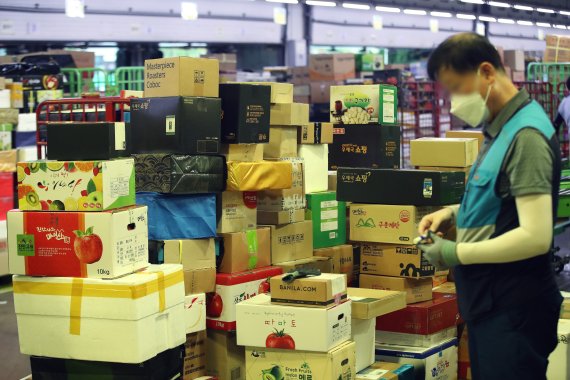 추석 명절을 앞둔 1일 오전 서울 광진구 동서울우편물류센터에서 집배원 등 직원들이 택배를 분류하고 있다. 올 추석 명절 소포우편물은 약 1,917만개가 접수될 것으로 예상되고 있다. 2022.9.1/뉴스1 ⓒ News1 임세영 기자