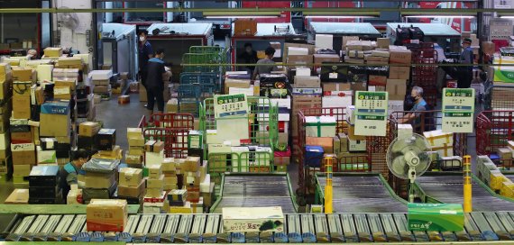 추석 명절을 앞둔 1일 오전 서울 광진구 동서울우편물류센터에서 집배원 등 직원들이 택배를 분류하고 있다. 올 추석 명절 소포우편물은 약 1,917만개가 접수될 것으로 예상되고 있다. 2022.9.1/뉴스1 ⓒ News1 임세영 기자