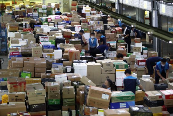 추석 명절을 앞둔 1일 오전 서울 광진구 동서울우편물류센터에서 집배원 등 직원들이 택배를 분류하고 있다. 올 추석 명절 소포우편물은 약 1,917만개가 접수될 것으로 예상되고 있다. 2022.9.1/뉴스1 ⓒ News1 임세영 기자