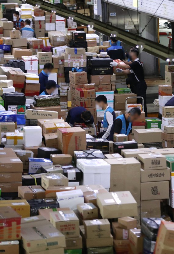 추석 명절을 앞둔 1일 오전 서울 광진구 동서울우편물류센터에서 집배원 등 직원들이 택배를 분류하고 있다. 올 추석 명절 소포우편물은 약 1,917만개가 접수될 것으로 예상되고 있다. 2022.9.1/뉴스1 ⓒ News1 임세영 기자