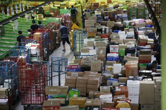 추석 명절을 앞둔 1일 오전 서울 광진구 동서울우편물류센터에서 집배원 등 직원들이 택배를 분류하고 있다. 올 추석 명절 소포우편물은 약 1,917만개가 접수될 것으로 예상되고 있다. 2022.9.1/뉴스1 ⓒ News1 임세영 기자