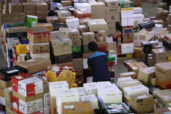 추석 명절을 앞둔 1일 오전 서울 광진구 동서울우편물류센터에서 집배원 등 직원들이 택배를 분류하고 있다. 올 추석 명절 소포우편물은 약 1,917만개가 접수될 것으로 예상되고 있다. 2022.9.1/뉴스1 ⓒ News1 임세영 기자