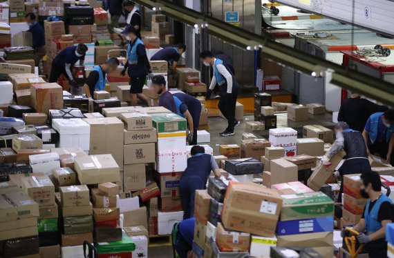 추석 명절을 앞둔 1일 오전 서울 광진구 동서울우편물류센터에서 집배원 등 직원들이 택배를 분류하고 있다. 올 추석 명절 소포우편물은 약 1,917만개가 접수될 것으로 예상되고 있다. 2022.9.1/뉴스1 ⓒ News1 임세영 기자