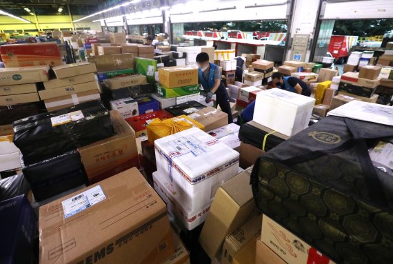 추석 명절을 앞둔 1일 오전 서울 광진구 동서울우편물류센터에서 집배원 등 직원들이 택배를 분류하고 있다. 올 추석 명절 소포우편물은 약 1,917만개가 접수될 것으로 예상되고 있다. 2022.9.1/뉴스1 ⓒ News1 임세영 기자