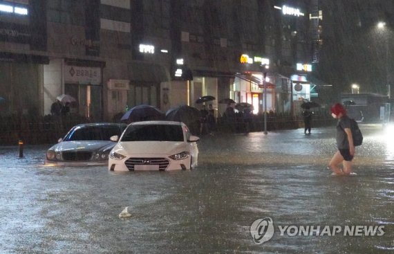 기후변화 때문에 빈발하는 것으로 의심되는 극단적 기상 폭우에 침수된 차량 (서울=연합뉴스) 이진욱 기자 = 지난 8일 밤 서울 강남구 대치동 은마아파트 부근 도로와 인도가 물에 잠기면서 차량과 보행자가 통행하는 데 불편을 겪고 있다. 2022.8.9 cityboy@yna.co.kr (끝)