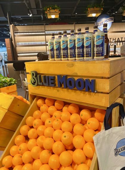 ㈜골든블루 인터내셔널이 부산 광안리에 오픈한 프리미엄 맥주 '블루문(Blue Moon)' 브랜드 팝업스토어가 큰 인기를 끌면서 연장 운영을 결정했다. 사진=㈜골든블루 인터내셔널 제공