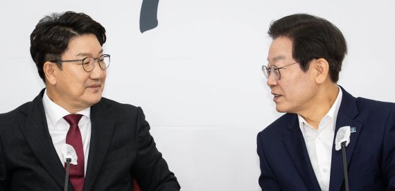 권성동(왼쪽) 국민의힘 원내대표와 이재명 더불어민주당 대표가 지난 8월 31일 서울 여의도 국회에서 만나 대화하고 있다. (공동취재사진)