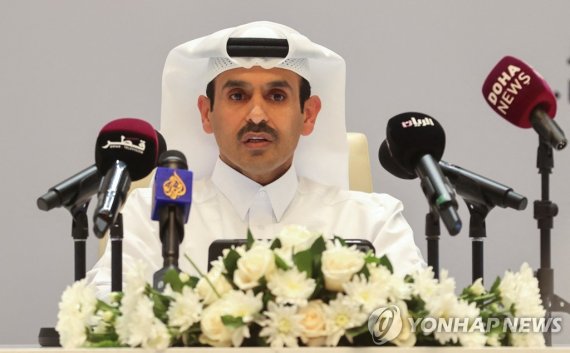 사드 알카비 카타르 에너지부 장관 Qatar Energy CEO and Qatar's State Minister for Energy Saad al-Kaabi speaks at an event announcing agreements for the construction of the world's largest Blue Ammonia project in Doha, Qatar, August 31, 2022. REUTERS/Mohammed Dabbous