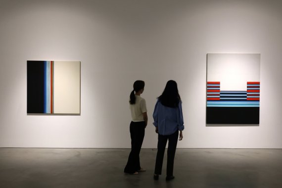 [서울=뉴시스] 박진희 기자 = 추상회화 이승조 작가의 개인전 'LEE SEUNG JIO' 전시가 열린 1일 서울 종로구 국제갤러리에 주요 작품이 전시되어 있다. 국제갤러리에서 처음으로 열리는 이승조의 전시는 한국의 기하학적 추상을 구축한 화백의 시각언어를 새롭게 조망하는 자리이다. 전시는 10월 30일까지. 2022.09.01. pak7130@newsis.com