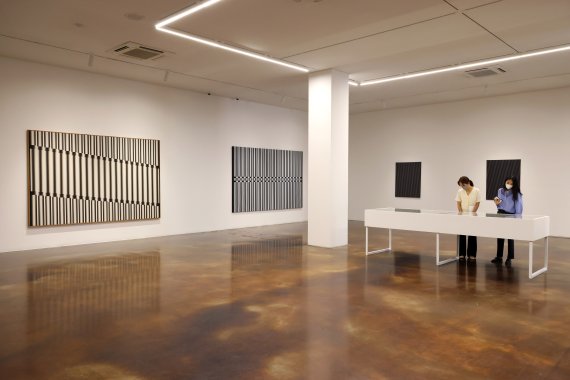 [서울=뉴시스] 박진희 기자 = 추상회화 이승조 작가의 개인전 'LEE SEUNG JIO' 전시가 열린 1일 서울 종로구 국제갤러리에 주요 작품이 전시되어 있다. 국제갤러리에서 처음으로 열리는 이승조의 전시는 한국의 기하학적 추상을 구축한 화백의 시각언어를 새롭게 조망하는 자리이다. 전시는 10월 30일까지. 2022.09.01. pak7130@newsis.com