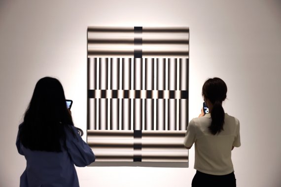 [서울=뉴시스] 박진희 기자 = 추상회화 이승조 작가의 개인전 'LEE SEUNG JIO' 전시가 열린 1일 서울 종로구 국제갤러리에 주요 작품이 전시되어 있다. 국제갤러리에서 처음으로 열리는 이승조의 전시는 한국의 기하학적 추상을 구축한 화백의 시각언어를 새롭게 조망하는 자리이다. 전시는 10월 30일까지. 2022.09.01. pak7130@newsis.com