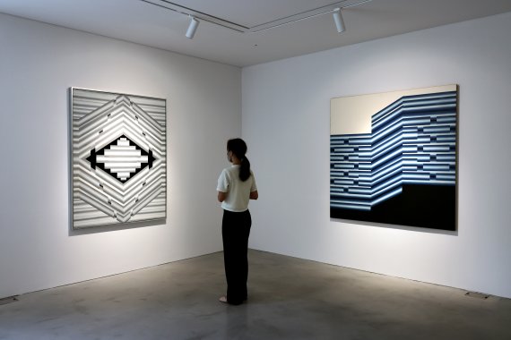 [서울=뉴시스] 박진희 기자 = 추상회화 이승조 작가의 개인전 'LEE SEUNG JIO' 전시가 열린 1일 서울 종로구 국제갤러리에 주요 작품이 전시되어 있다. 국제갤러리에서 처음으로 열리는 이승조의 전시는 한국의 기하학적 추상을 구축한 화백의 시각언어를 새롭게 조망하는 자리이다. 전시는 10월 30일까지. 2022.09.01. pak7130@newsis.com