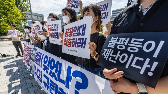 1일 오전 서울 용산구 대통령실 앞에서 재난불평등추모행동 관계자들이 정부의 공공임대주택 예산 대폭 삭감에 대한 규탄 기자회견을 하고 있다. /연합뉴스