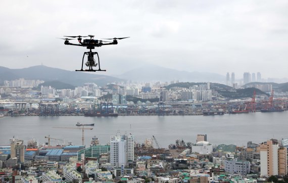 [부산=뉴시스] 하경민 기자 = LX한국국토정보공사가 지난달 26일 오전 부산 영도구 청학배수지 전망대에서 지적재조사에 활용 중인 드론과 MMS차량, 360VR 장비, 개발 시스템 등을 시연하고 있다. 2022.09.01. yulnetphoto@newsis.com