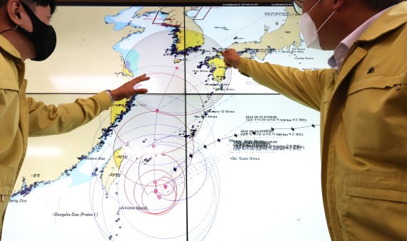 '힌남노'의 북상 가능성이 커진 가운데 1일 세종시 정부세종청사 해양수산부 상황실에서 직원들이 태풍의 예상경로를 보며 대비책을 논의하고 있다. /연합뉴스
