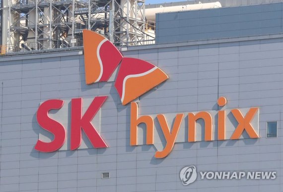 SK하이닉스 SK하이닉스, 인텔 낸드사업 인수 (이천=연합뉴스) 이정훈 기자 = SK하이닉스는 20일 공정공시를 통해 미국 인텔사의 메모리 사업 부문인 낸드 부문을 90억달러(10조3천104억원)에 인수하는 내용의 양도 양수 계약을 체결했다고 밝혔다. 이번 인수합병으로 SK하이닉스는 메모리 반도체중 D램에 이어 낸드 부문에서도 글로벌 2위 기업으로 도약하게 된다. 사진은 이날 경기도 이천 SK하이닉스 본사. 2020.10.20 uwg806@yna.co.kr (끝)
