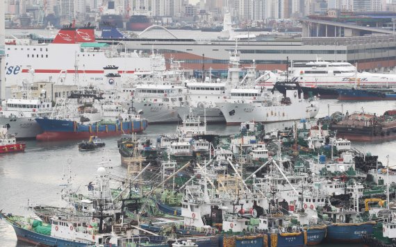 부산 동부 부산항 제5부두에 1일 태풍 힌남노의 북상으로 선박들이 피항해 있다. /뉴스1