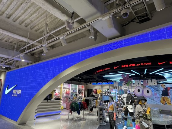 나이키 로고 스우시 모양을 형상화한 입구.