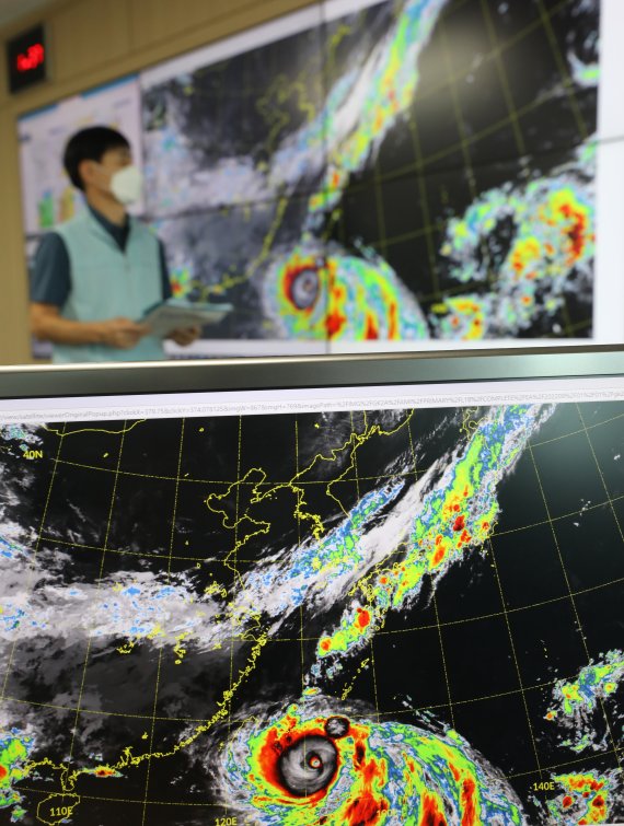 올해 첫 '초강력' 태풍인 제11호 태풍 ‘힌남노(Hinnamnor)’가 조만간 서진을 멈추고 북상을 할 것으로 예상되는 가운데 1일 경기 수원시 권선구 수도권기상청에서 예보관들이 태풍 상황을 실시간으로 감시하고 있다. 수도권 기상청은 4일 낮부터 태풍 북상으로 인해 수도권에 강하고 많은 비가 내릴 것으로 내다보고 있다. 2022.9.1/뉴스1 ⓒ News1 김영운 기자