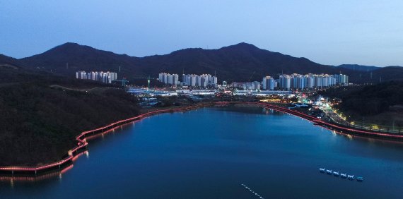 '2022 대한민국 국토대전' 국무총리상을 받은 경기도 의왕시 '백운호수 주변 복합개발사업' 전경. 뒤로는 청계산과 바라산이 병풍처럼 둘러싸고, 앞으로는 백운호수를 품은 천혜의 자연 풍경과 어우러지는 저밀도 주거공간 배치에 야간경관이 더해지며 시민들에게 볼거리와 힐링공간을 제공하고 있다. 경기도 의왕시 제공