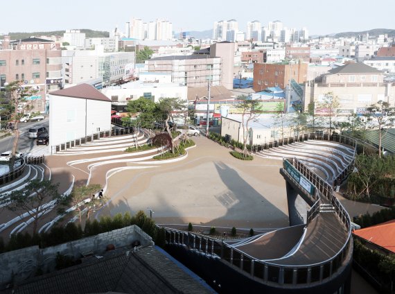 충남 태안군의 중심지를 재생하는 태안읍 중앙로 광장. 신디자인랩건축사사무소 제공