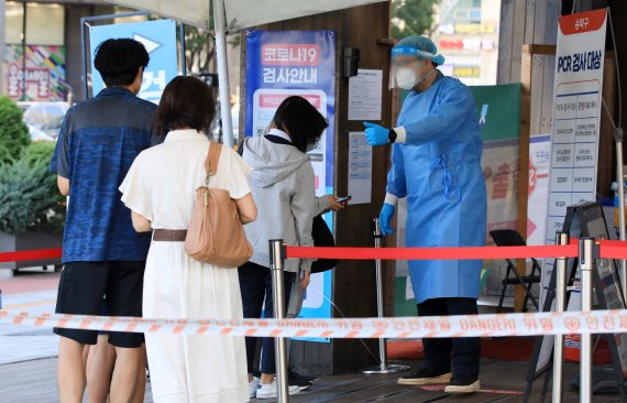 1일 오전 서울 송파구 보건소에 마련된 신종 코로나바이러스 감염증(코로나19) 선별진료소에서 의료진이 검사 받으러 온 시민들을 안내하고 있다. 질병관리청 중앙방역대책본부는 이날 0시 기준 코로나19 신규 확진자가 8만1573명 발생했다고 밝혔다. 누적 확진자는 2332만7897명이 됐다. 사망자는 하루 동안 112명 늘어 누적 2만6876명이 됐다. 2022.9.1/뉴스1 ⓒ News1 구윤성 기자