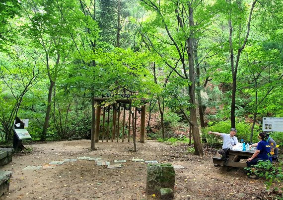 원도봉계곡 자연관찰로에서 휴식중인 탐방객들. 국립공원은 자연과 문화를 접하는 야외교실이다