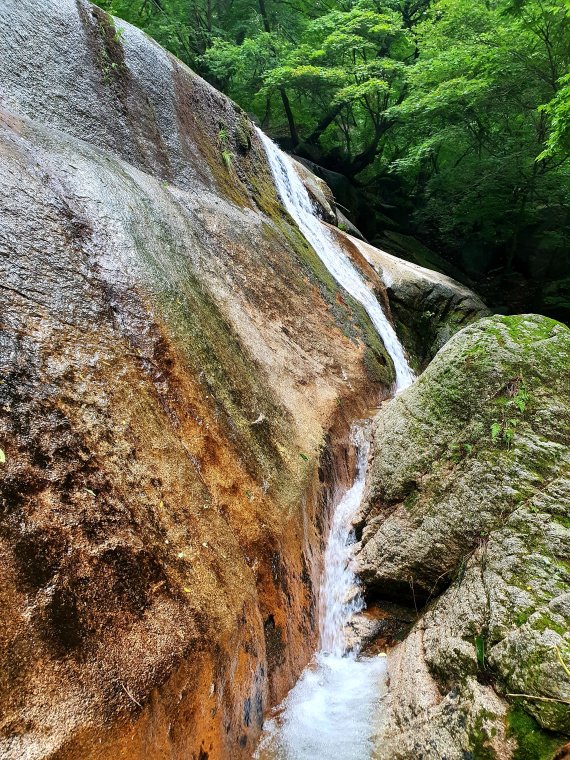 아름다운 원도봉계곡. 덕제샘 직전에 수량이 많아 생긴 폭포와 굽이치는 물줄기