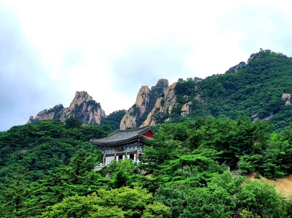 망월사 영산전. 영산전을 호위하듯 우뚝하게 서있는 도봉산 정상의 바위봉우리들. 산의 기운이 이곳에 집중되는 모습이다