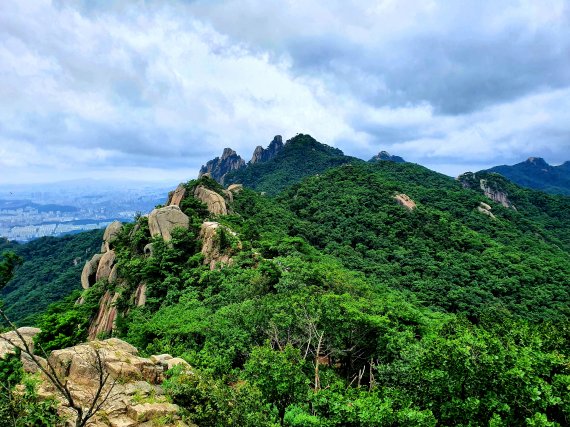 포대능선 암릉과 도봉산 정상의 봉우리들, 오른쪽은 오봉능선