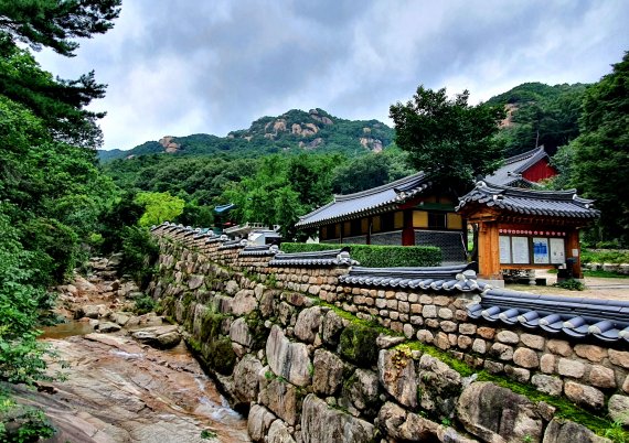 사패산의 화강암 바위들을 병풍삼아 아늑하게 자리잡은 회룡사