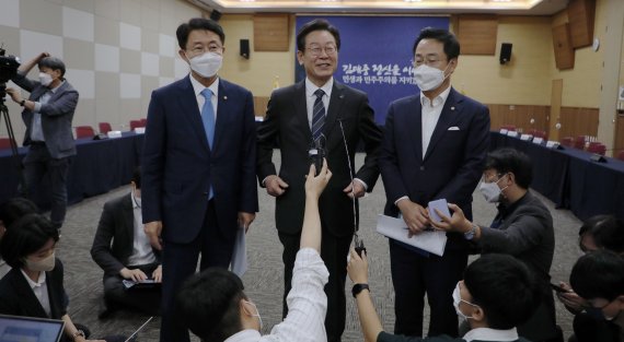 이재명 더불어민주당 당 대표가 2일 광주 서구 김대중컨벤션센터에서 열린 광주 현장 최고위원회의를 마친 뒤 취재진과 만나 질의응답하고 있다. 2022.9.2. 뉴스1.