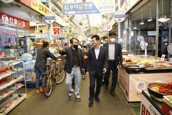 화곡본동시장에 방문한 김태우 강서구청장(강서구 제공).