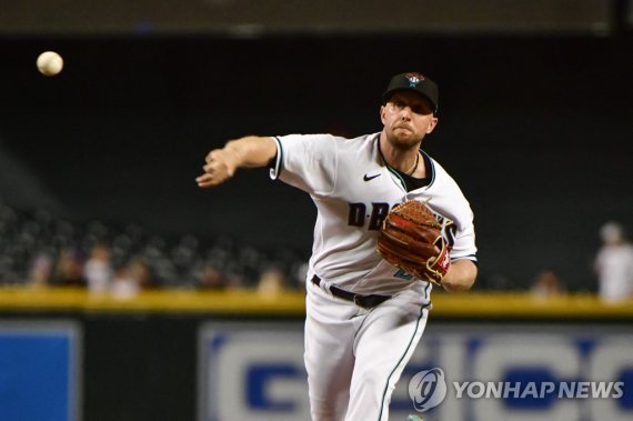 애리조나 다이아몬드 백스 메릴 켈리 Sep 1, 2022; Phoenix, Arizona, USA; Arizona Diamondbacks starting pitcher Merrill Kelly (29) throws in the third inning against the Milwaukee Brewers at Chase Field. Mandatory Credit: Matt Kartozian-USA TODAY Sports