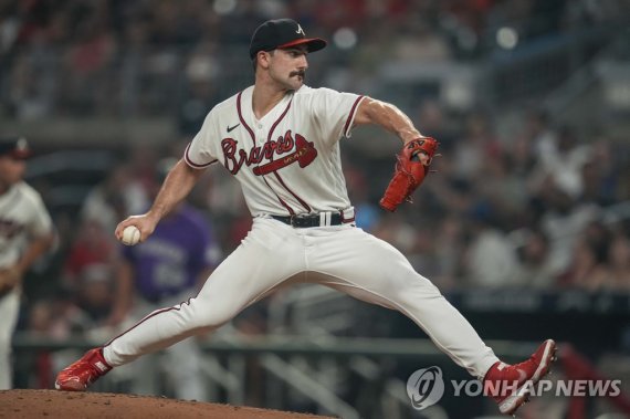 애틀랜타 스펜서 스트라이더 Sep 1, 2022; Cumberland, Georgia, USA; Atlanta Braves starting pitcher Spencer Strider (65) pitches against the Colorado Rockies during the fifth inning at Truist Park. Mandatory Credit: Dale Zanine-USA TODAY Sports