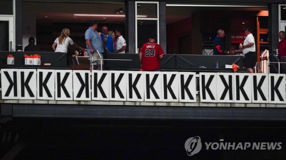 스펜서 탈삼진 수를 표기한 관중들 "K" signs for each of Atlanta Braves starting pitcher Spencer Strider's 16 strikeouts are displayed after a baseball game against the Colorado Rockies, Thursday, Sept. 1, 2022, in Atlanta. (AP Photo/John Bazemore)