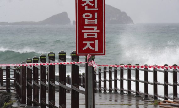 제11호 태풍 '힌남노' 간접영향으로 강한 비바람이 부는 2일 오후 제주 서귀포시 대정읍 송악산 인근 해안가에 진입금지 팻말이 서 있다. /뉴시스