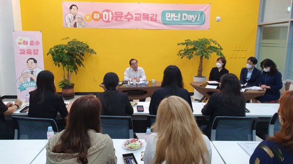 2일 오후 부산시교육청 별관 1층 교육감 소통공감실에서 열린 '교육감과 만난데이' 행사에서 하윤수 교육감이 발언을 하고 있다(부산시교육청 제공)