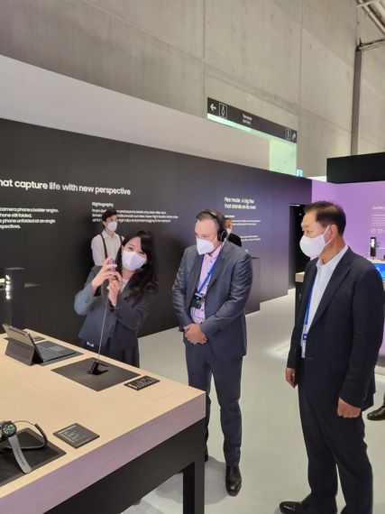 한종희 삼성전자 부회장(오른쪽)과 미국 베스트바이 제이슨 본피그 최고상품책임자(CMO·가운데)가 2일(현지시간) 유럽 최대 가전전시회 'IFA 2022'가 열린 독일 베를린 '메세 베를린' 삼성전자 전시관에서 제품 설명을 듣고 있다. 사진=장민권 기자