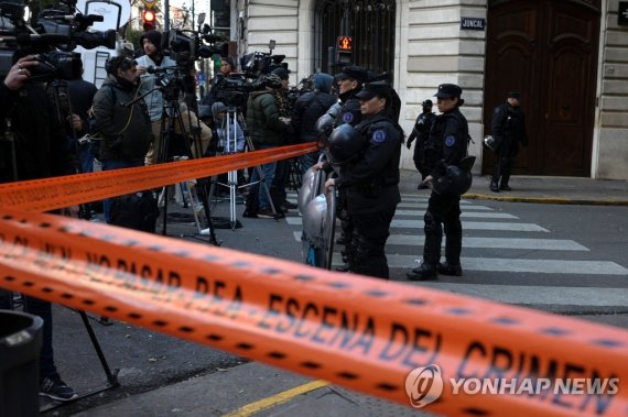 페르난데스 부통령 자택 경비 강화 Police stand guard outside the residence of Argentine Vice-President Cristina Fernandez de Kirchner in Buenos Aires on September 2, 2022. - A man attempted to shoot Argentine Vice President Cristina Kirchner near her home in Buenos Aires on Thursday, a shocking incident that promp