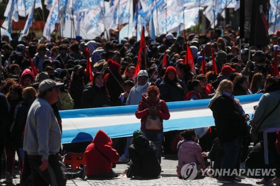아르헨티나 부통령 암살시도 규탄을 위해 5월 광장에 모인 시민 Demonstrators wait for the beginning of the march to protest against an incident in which a man pointed a gun at Argentine Vice President Cristina Fernandez outside her home, in Buenos Aires, Argentina September 2, 2022. REUTERS/Agustin Marcarian