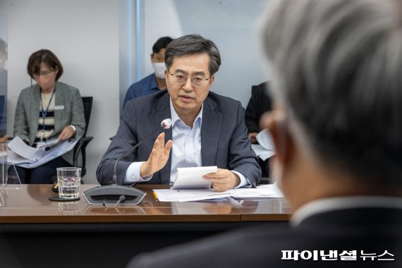 김동연 “기업규제 해소, 이제 발상전환 필요”