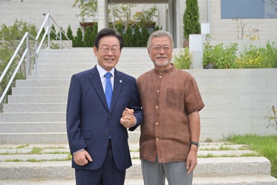 문재인 전 대통령과 이재명 더불어민주당 신임 당대표가 29일 경남 양산시 하북면 평산마을 사저에서 기념 촬영을 하고 있다. (더불어민주당 제공) 2022.8.29/뉴스1