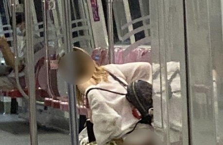 싱가포르 지하철 안에서 오줌을 싸는 여성. (월드오브버즈 갈무리)
