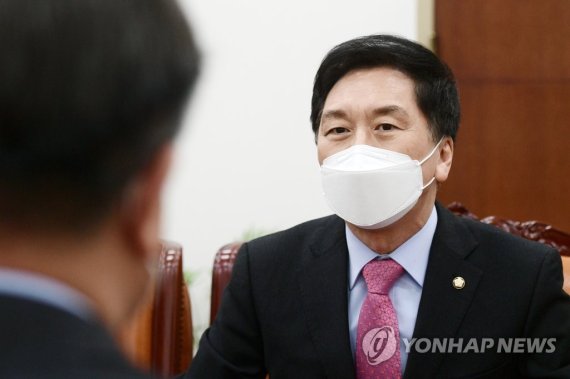 李 직격한 김기현 "수사 받으러 가야지 봉하마을 갈 일 아냐"