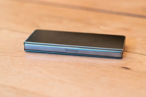 힌지(경첩) 개선을 통해 무게를 줄이고 '휴대'폰으로써 완성도를 높이는 데 집중한 '갤럭시Z 폴드4'