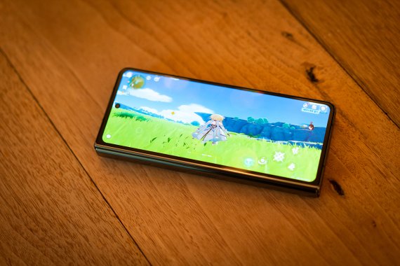 게임을 펼쳐서 플레이하다가 접었을 때 해상도가 일그러지는 문제는 전작과 마찬가지로 여전하다.