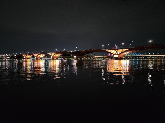 갤럭시Z 폴드4 야간모드로 촬영한 사진